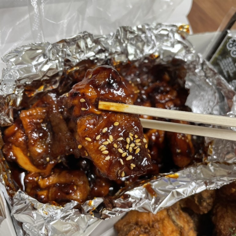 꾸브라꼬숯불두마리치킨 이미지