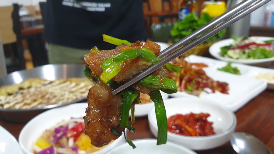 푸짐한 식당 이미지