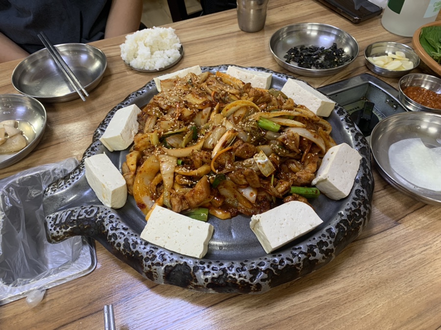 통돼지 두루치기 김치찌개 전문점 이미지