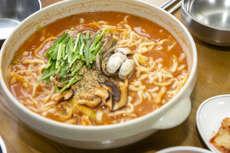 비오네손칼국수 이미지