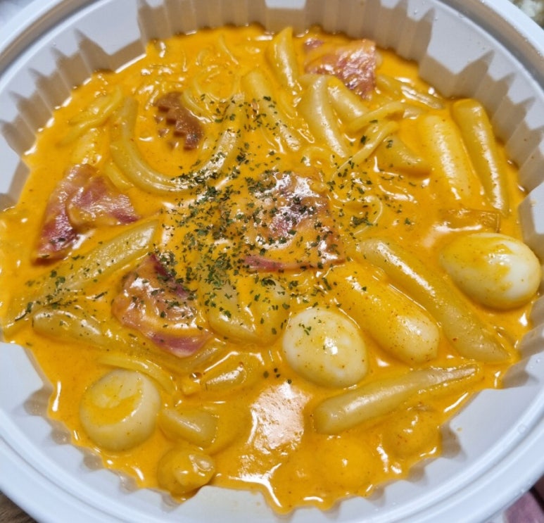 떡볶이 퍼주는 판다 이미지