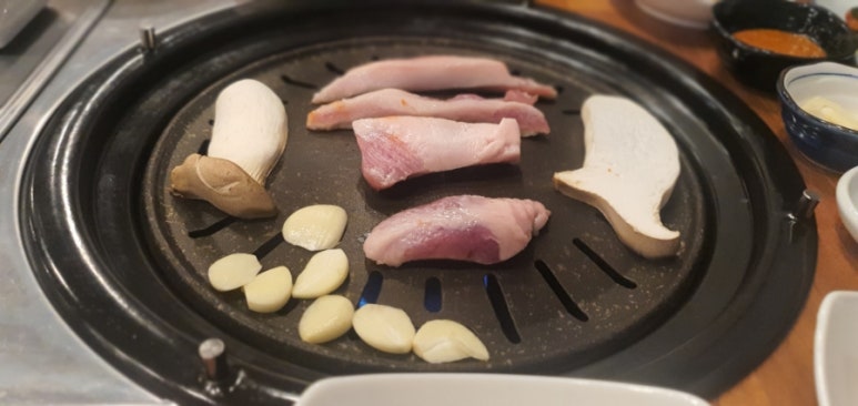 돼지먹고행복하소 이미지