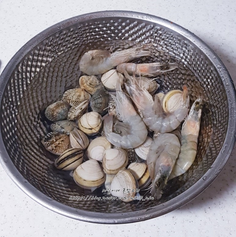 통큰 부추 칼국수 이미지