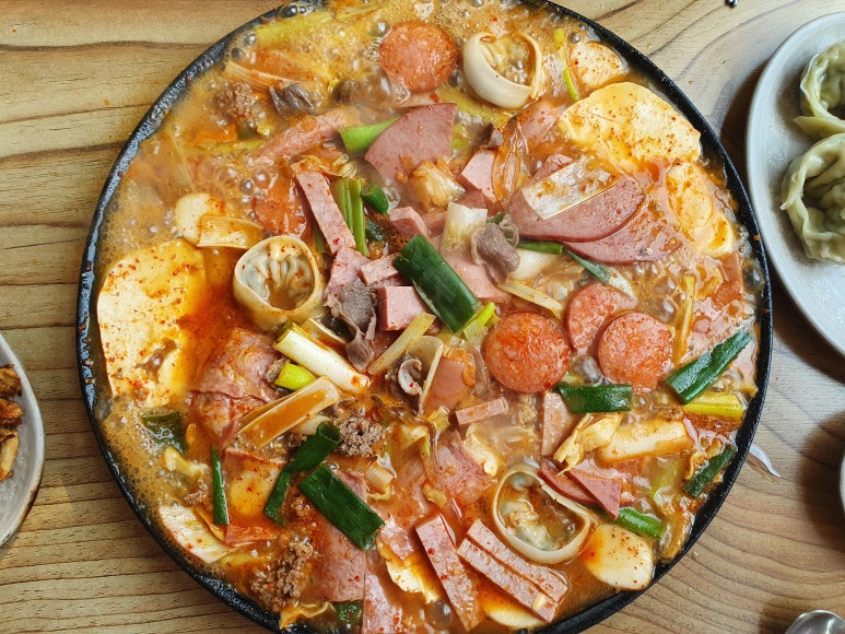 두꺼비 부대찌개 이미지