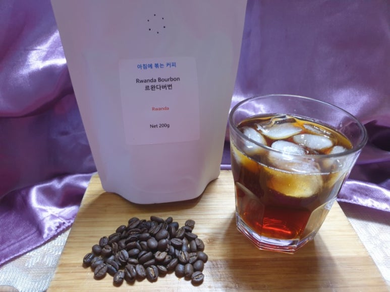 아침에 볶는 커피 이미지