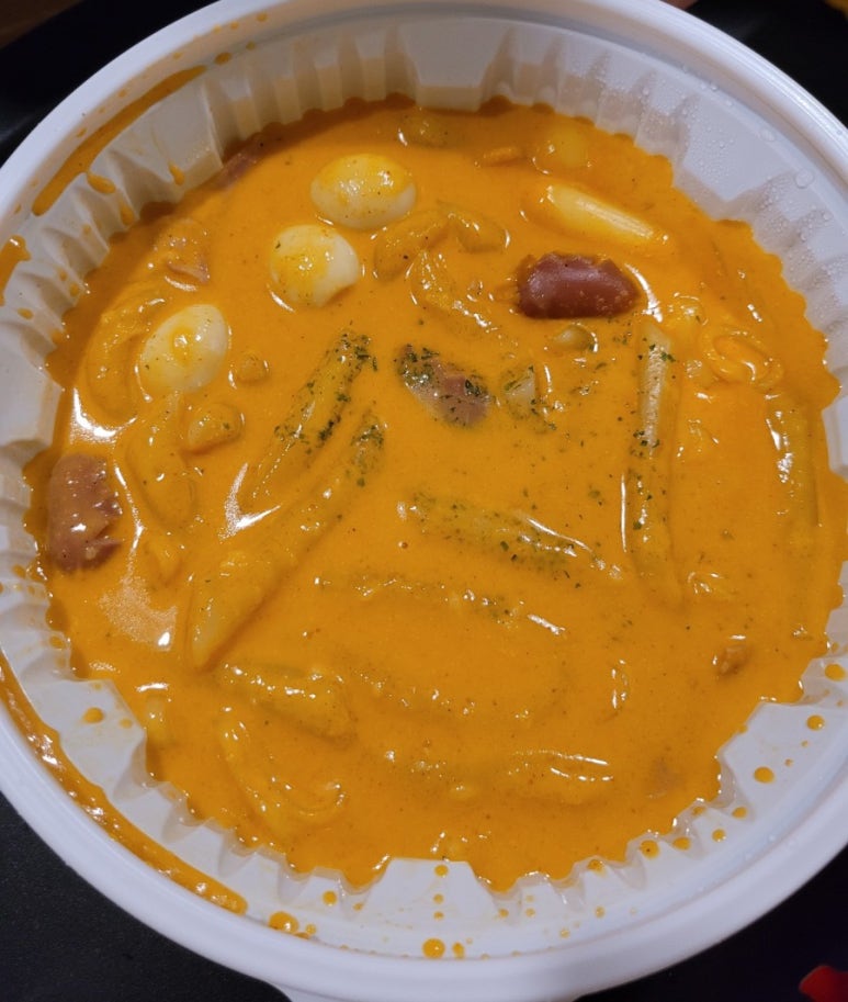 떡볶이 퍼주는 판다 이미지