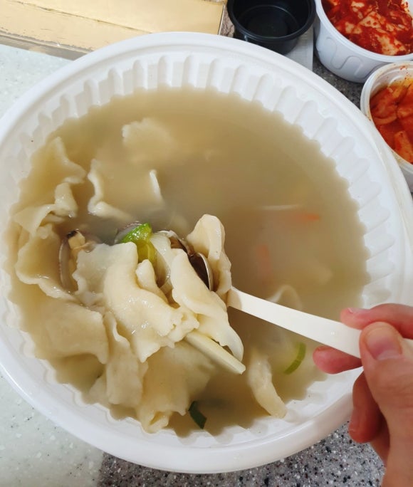 비오는항아리손수제비 이미지