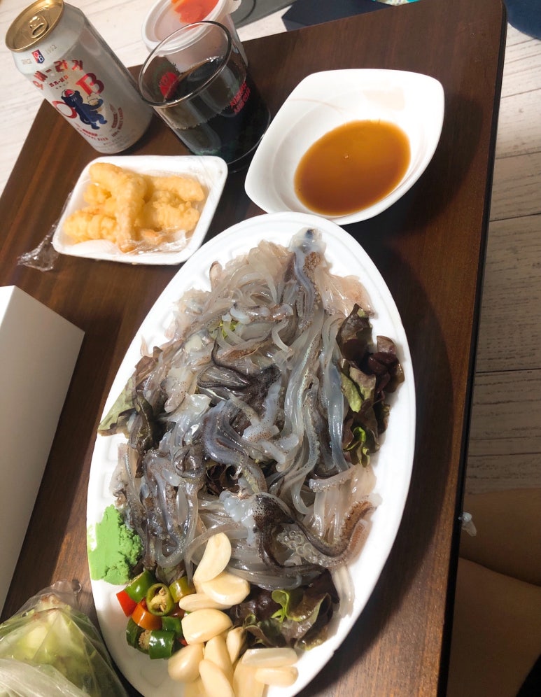 스시 먹는 오징어 이미지
