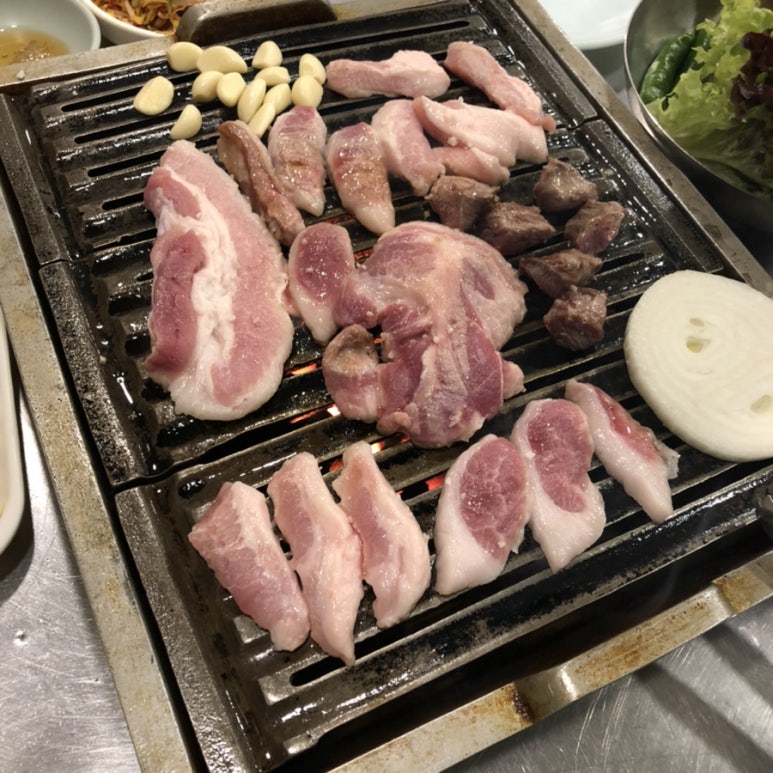 황우와꺼먹돼지 이미지