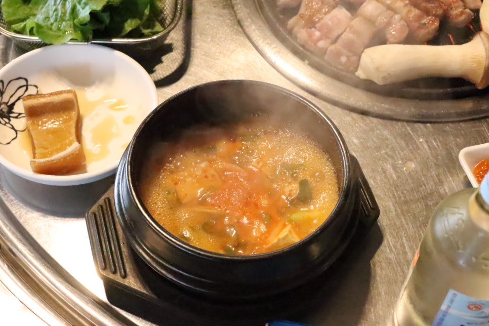 꺼멍집 이미지