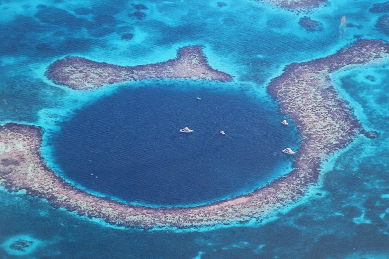 블루홀(BLUE HOLE) 이미지