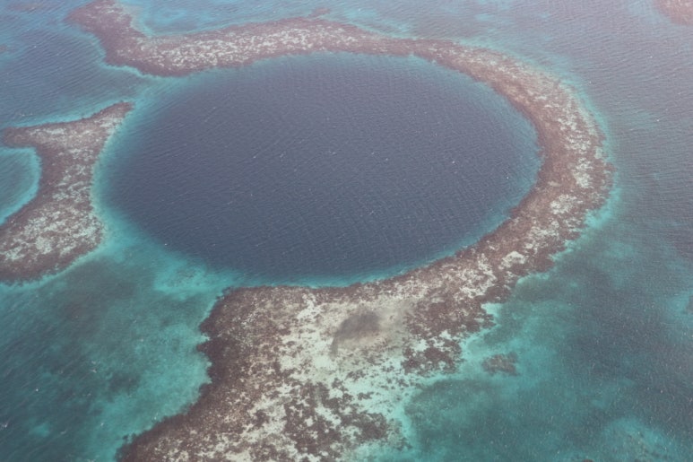 블루홀(BLUE HOLE) 이미지