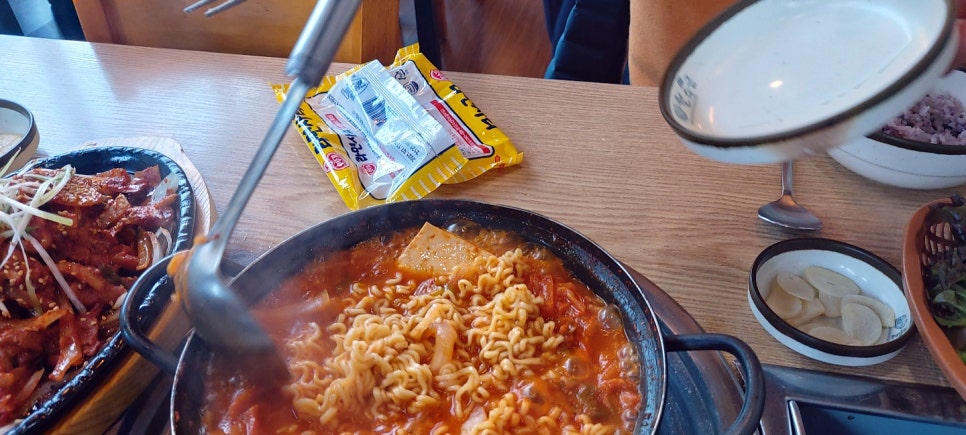 월수금 통돼지 김치찌개 이미지