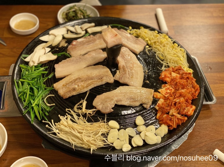 솥뚜껑에꽃한판 이미지