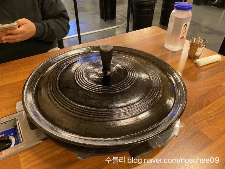 솥뚜껑에꽃한판 이미지