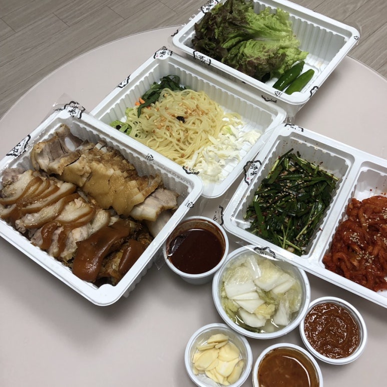 쫄면주는족발 이미지