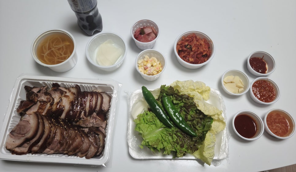 돼지가족 왕족발 이미지