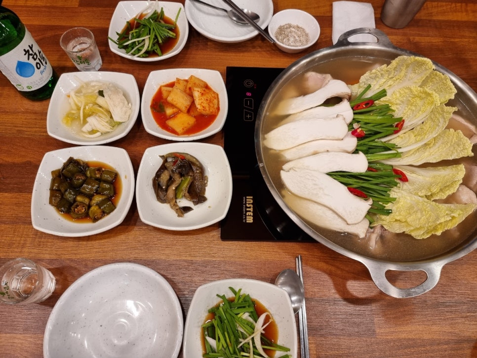 윤닭능이백숙 이미지