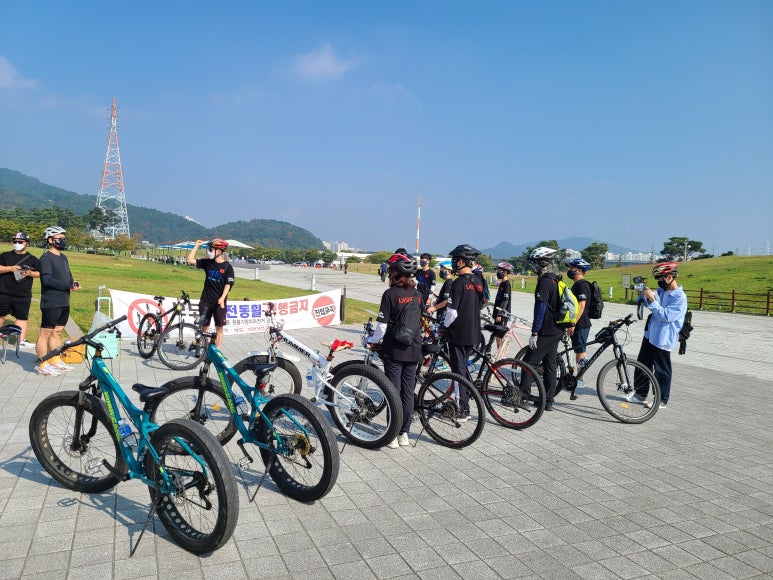 두바퀴로달리는세상 이미지