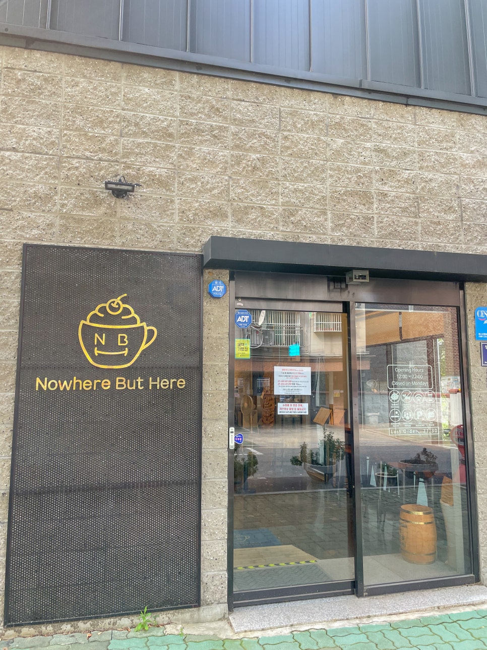 노웨어벗히어(Nowhere But Here) 이미지
