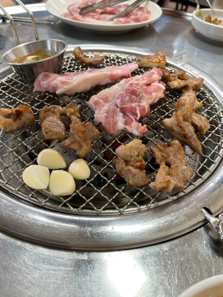 지리산흑돼지뒷통구이 이미지