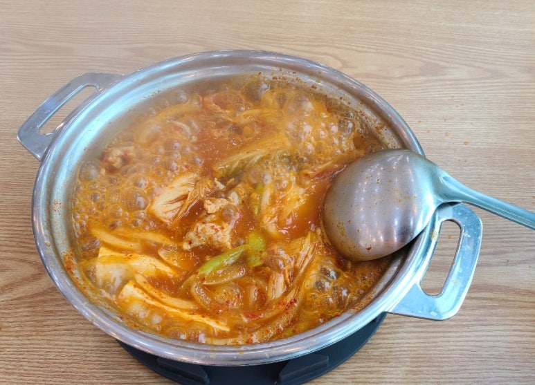 24시누름돌생고기김치찌개용담점 이미지