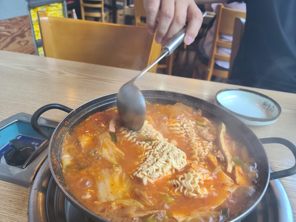 월수금 통돼지 김치찌개 이미지