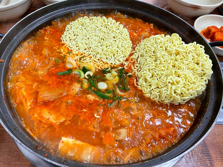 김치찌개뒷고기 이미지