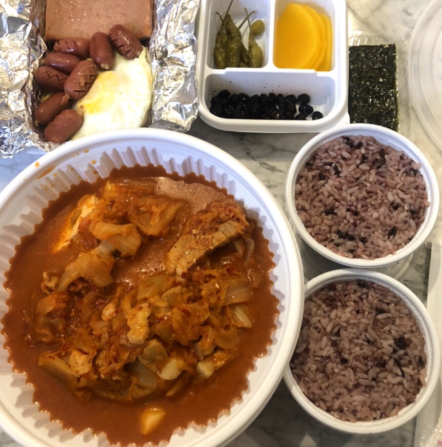 뚠뚠돼지김치찌개 이미지