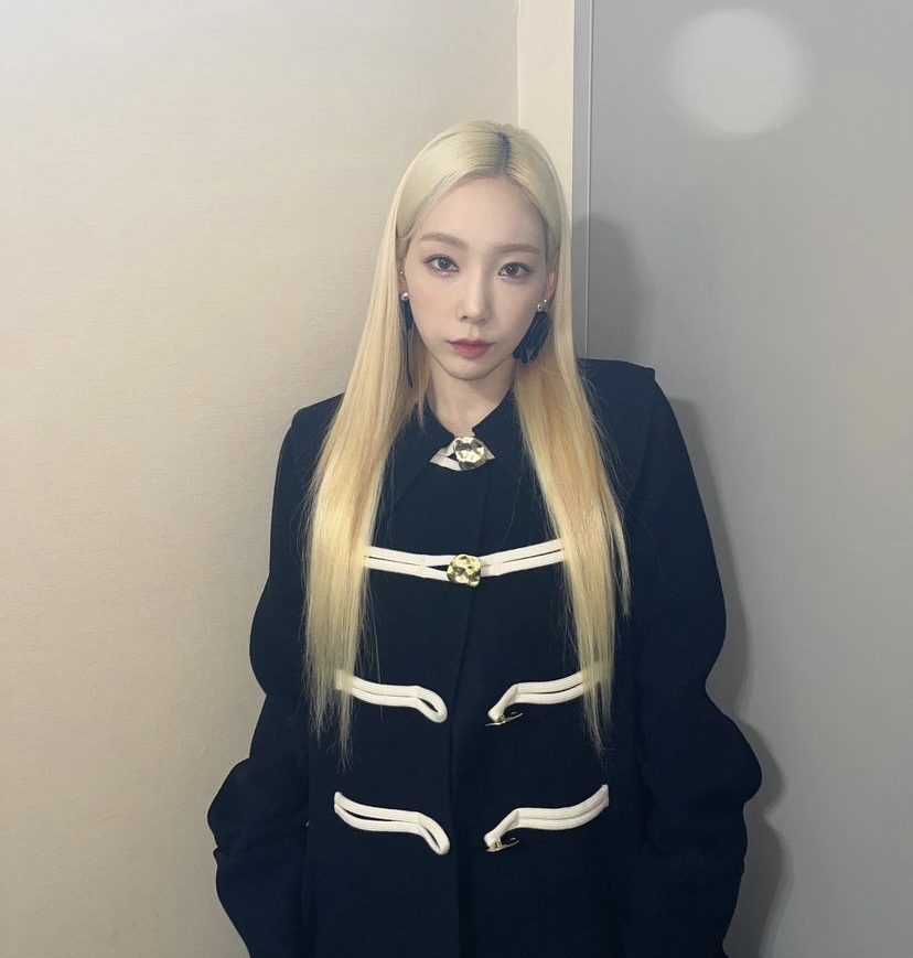 금발 미용실 이미지