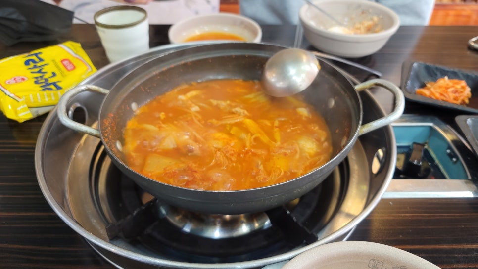 누름돌생고기김치찌개 이미지