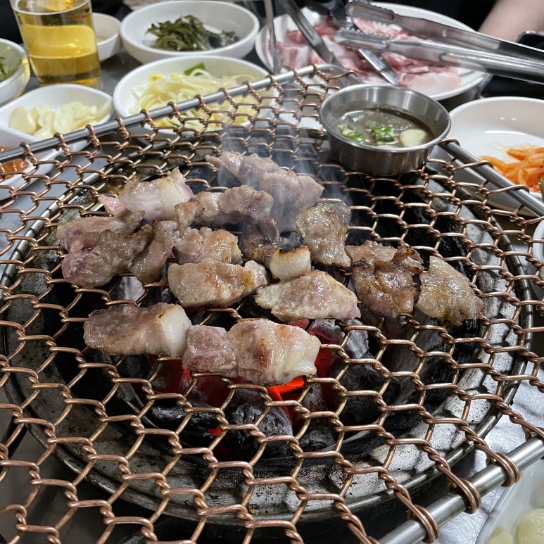 꿀꿀이뒷통참숯구이 이미지