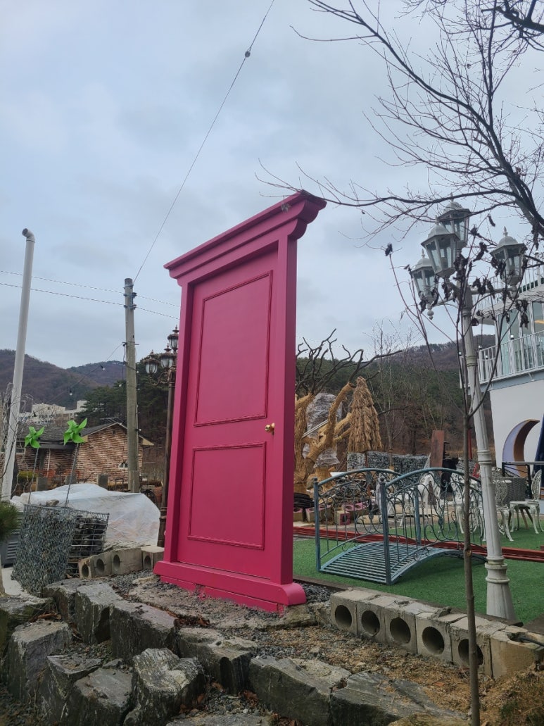 숲속의문 이미지