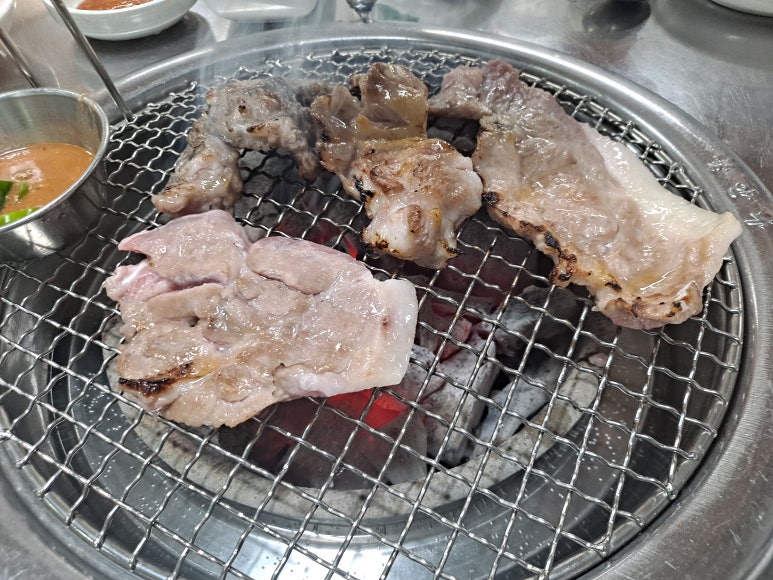 지리산흑돼지뒷통구이 이미지