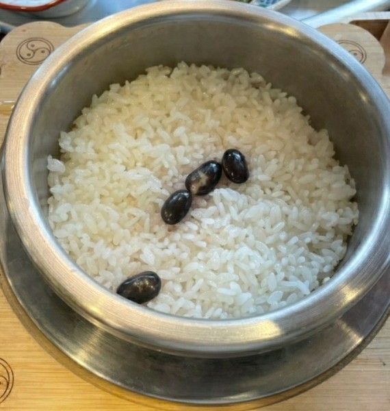 갓 지은 식탁 이미지