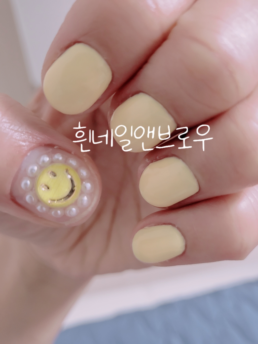 흰네일앤브로우 이미지