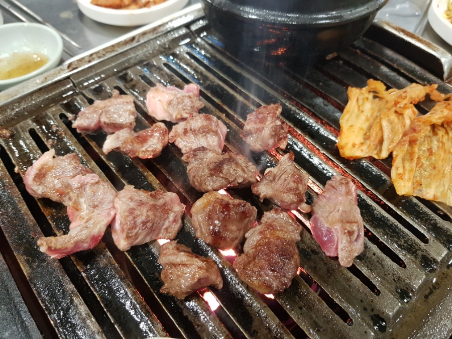 황우와꺼먹돼지 이미지