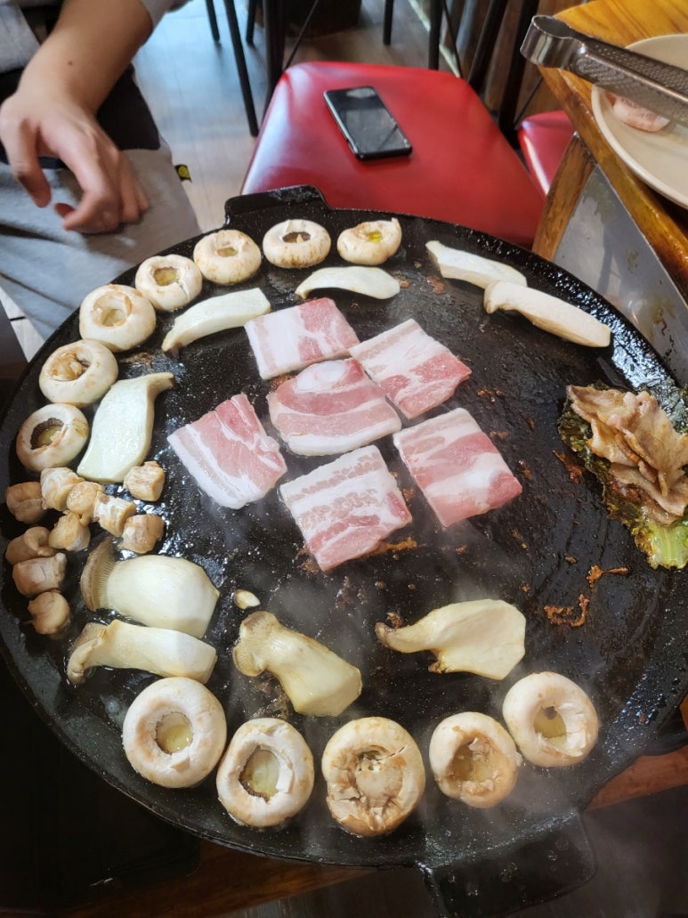 통나무돼지짱 이미지