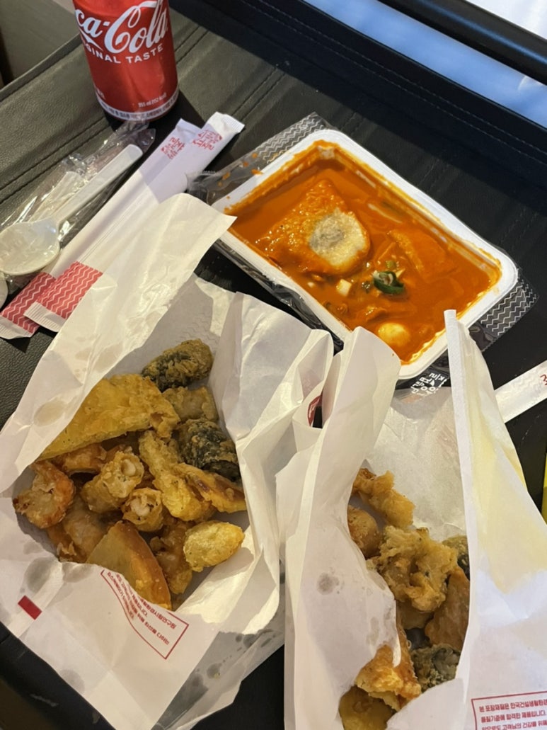 커피몽타주 이미지