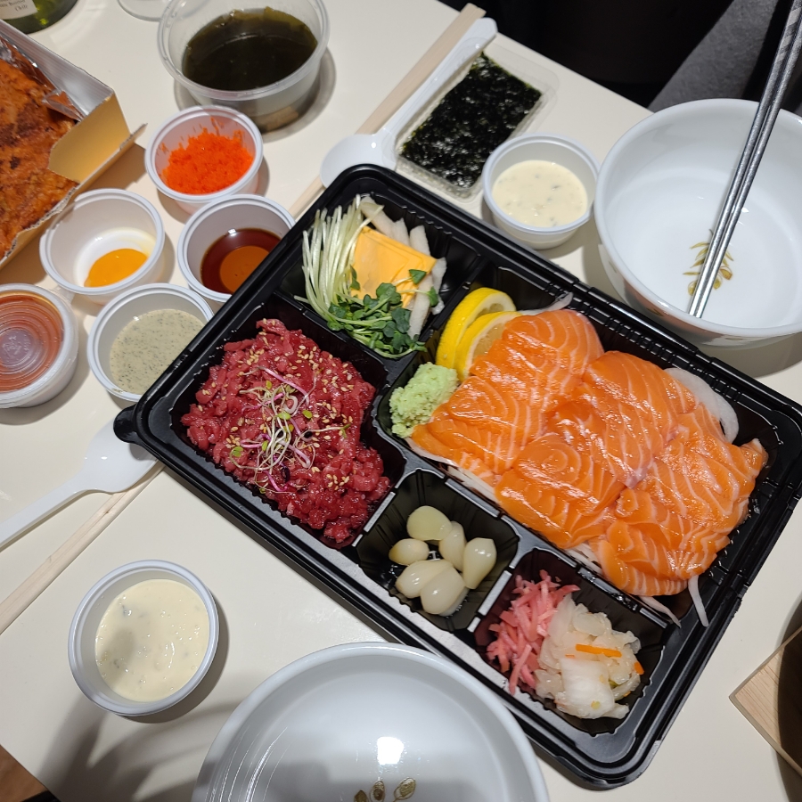 준빠기육회연어 이미지