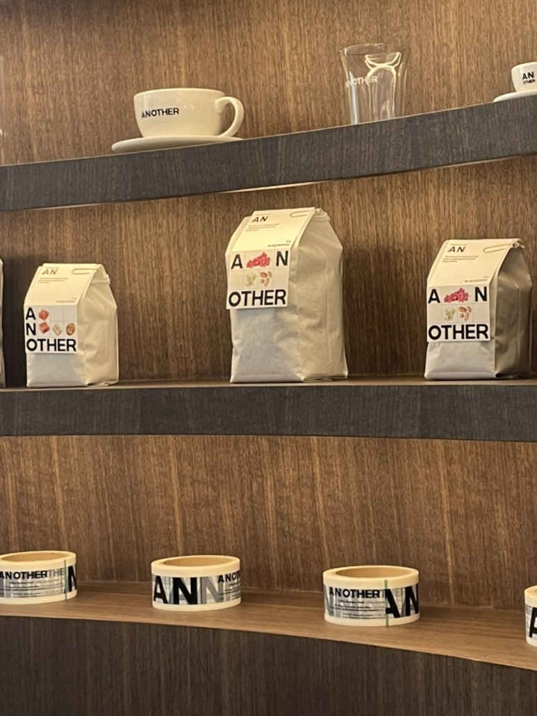 에이엔아더(A.N.OTHER) 이미지