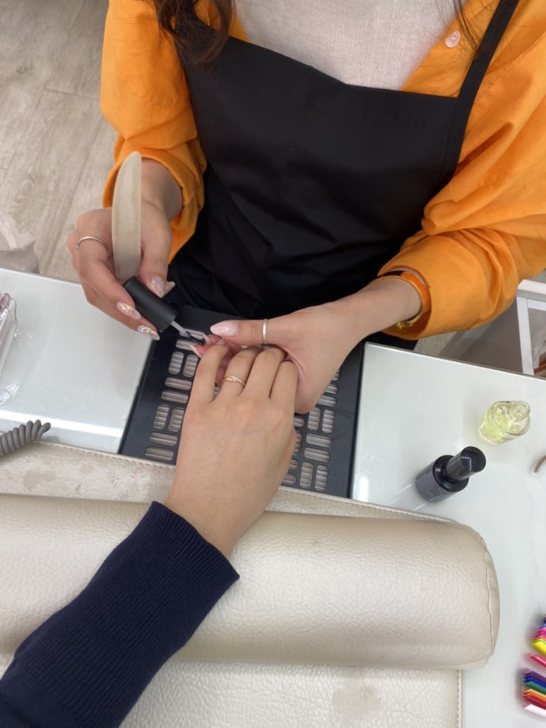 흰네일앤브로우 이미지