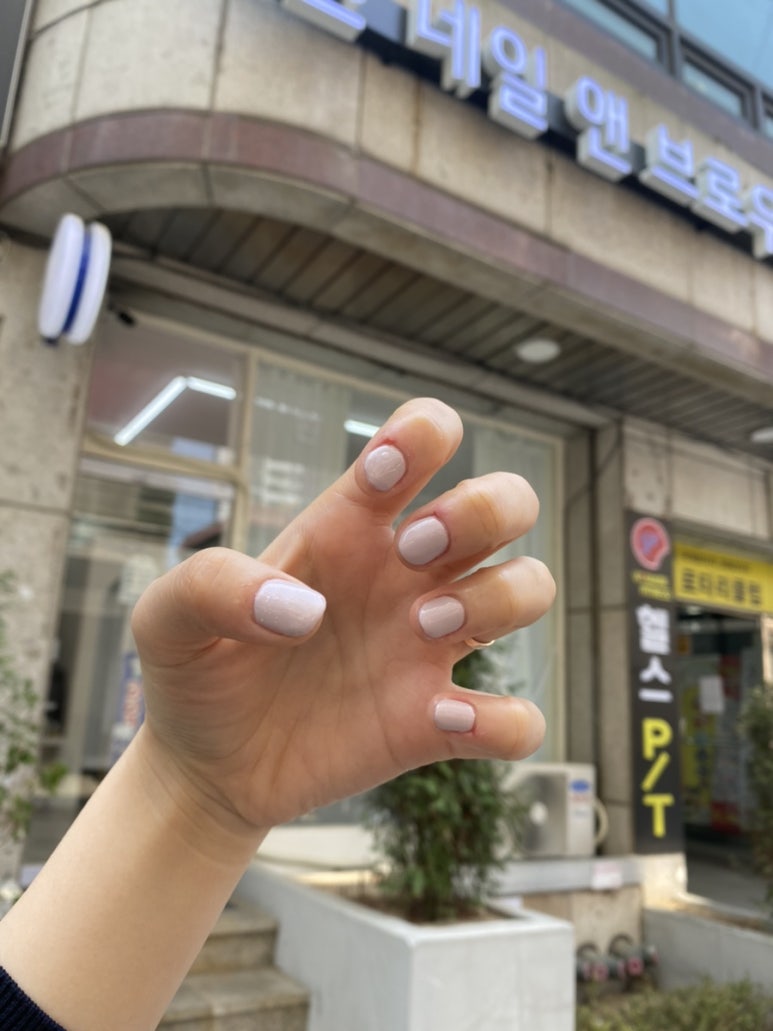 흰네일앤브로우 이미지