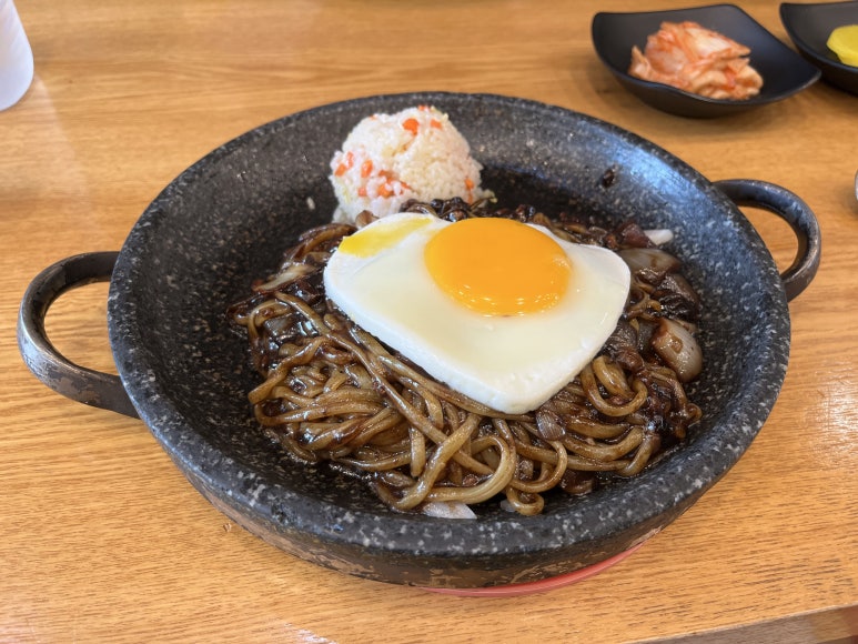 반곡 돌위에 짜장 이미지