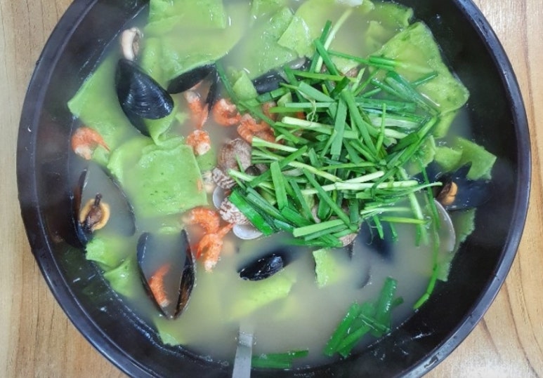얼큰수제비해물칼국수 이미지