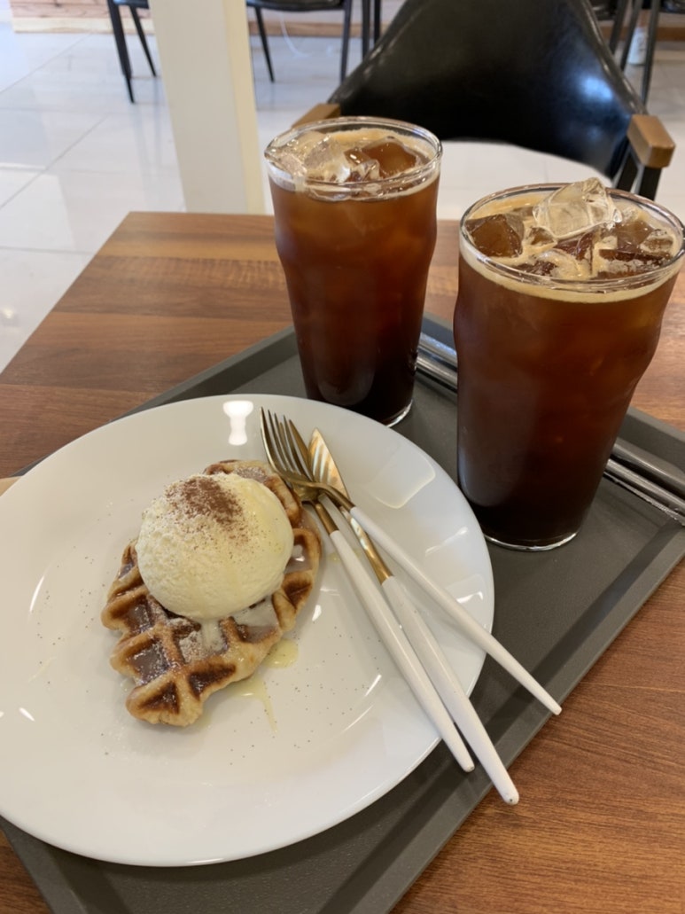 카페온더윤 이미지