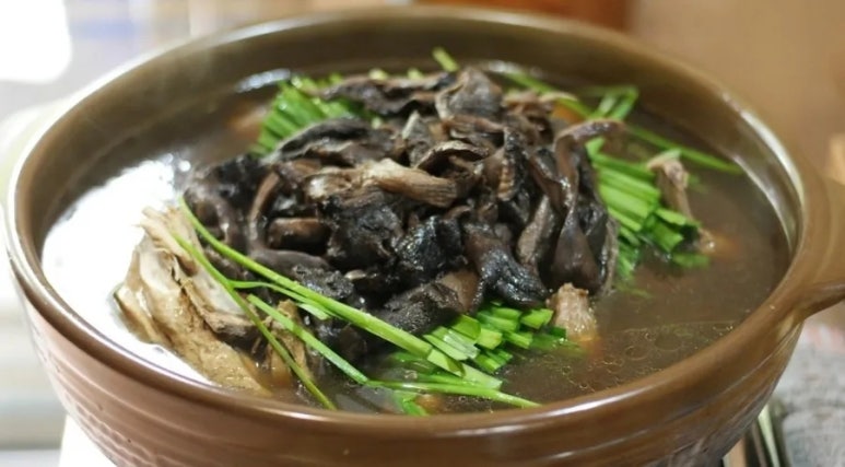 산닭백숙 이미지