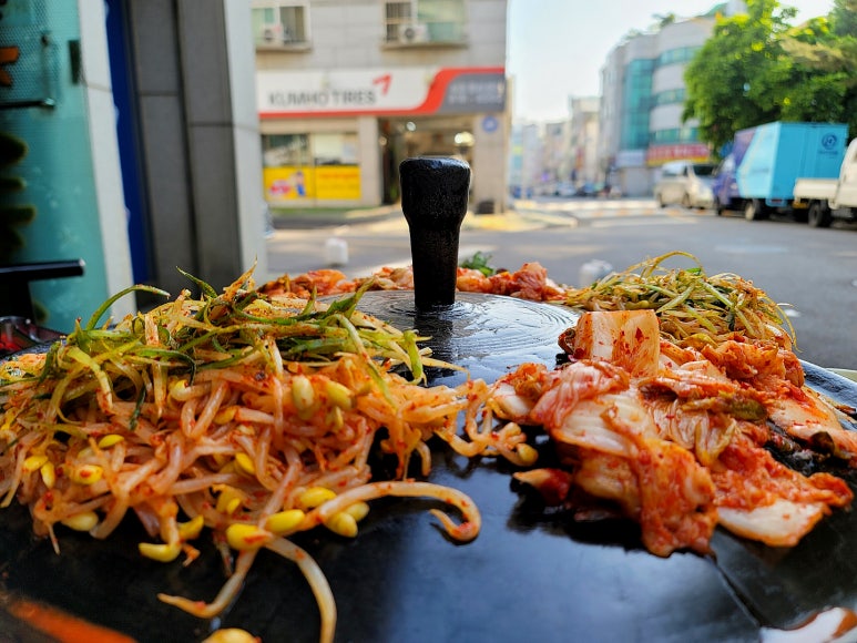 콩나물 솥뚜껑 오겹살 이미지
