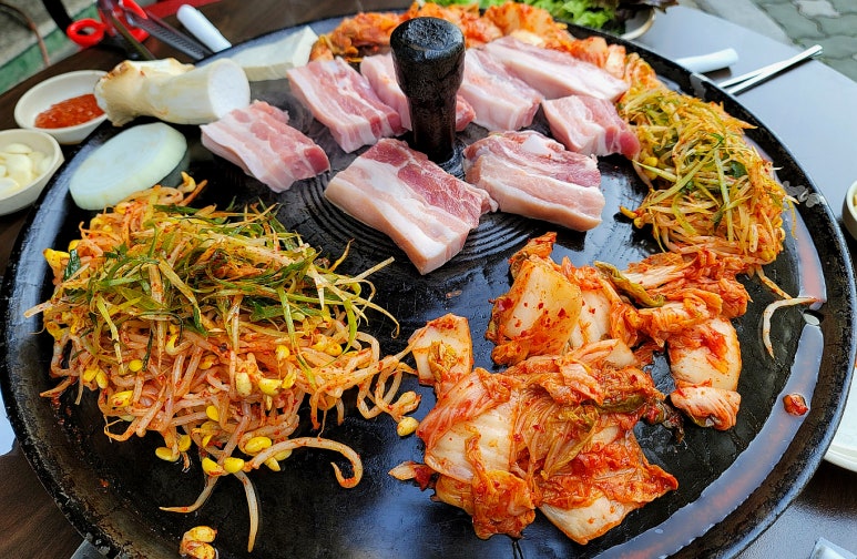 콩나물 솥뚜껑 오겹살 이미지