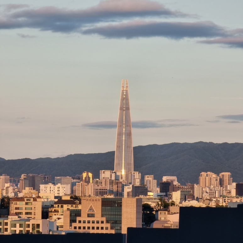 애브리씽벗더히어로카페 이미지